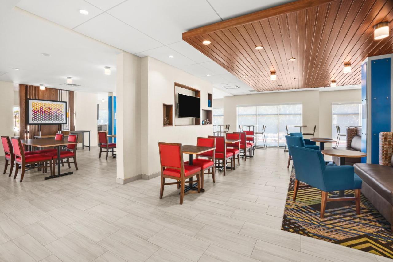 Holiday Inn Express & Suites - Suisun City By Ihg Bagian luar foto