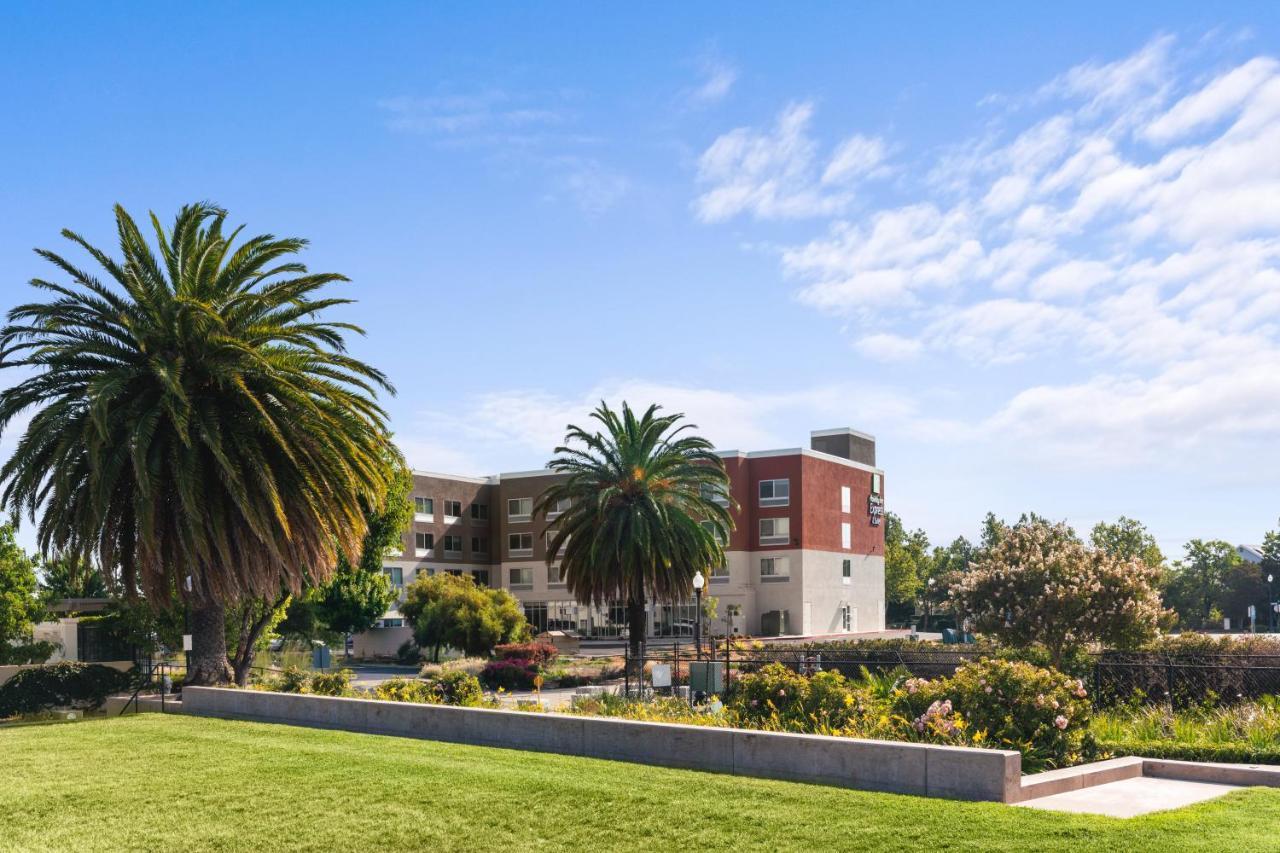 Holiday Inn Express & Suites - Suisun City By Ihg Bagian luar foto