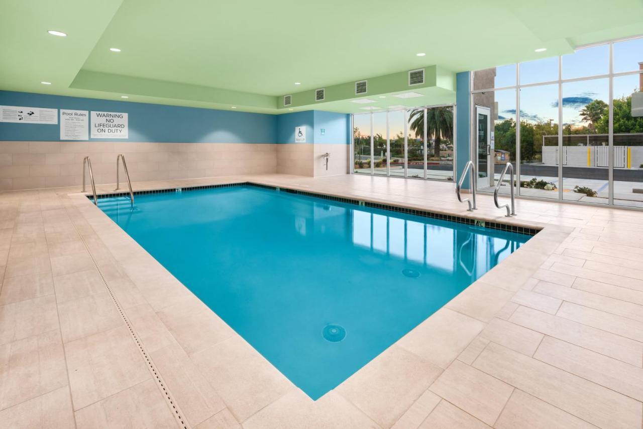 Holiday Inn Express & Suites - Suisun City By Ihg Bagian luar foto