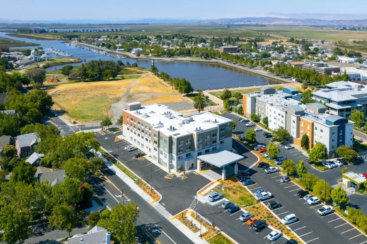 Holiday Inn Express & Suites - Suisun City By Ihg Bagian luar foto