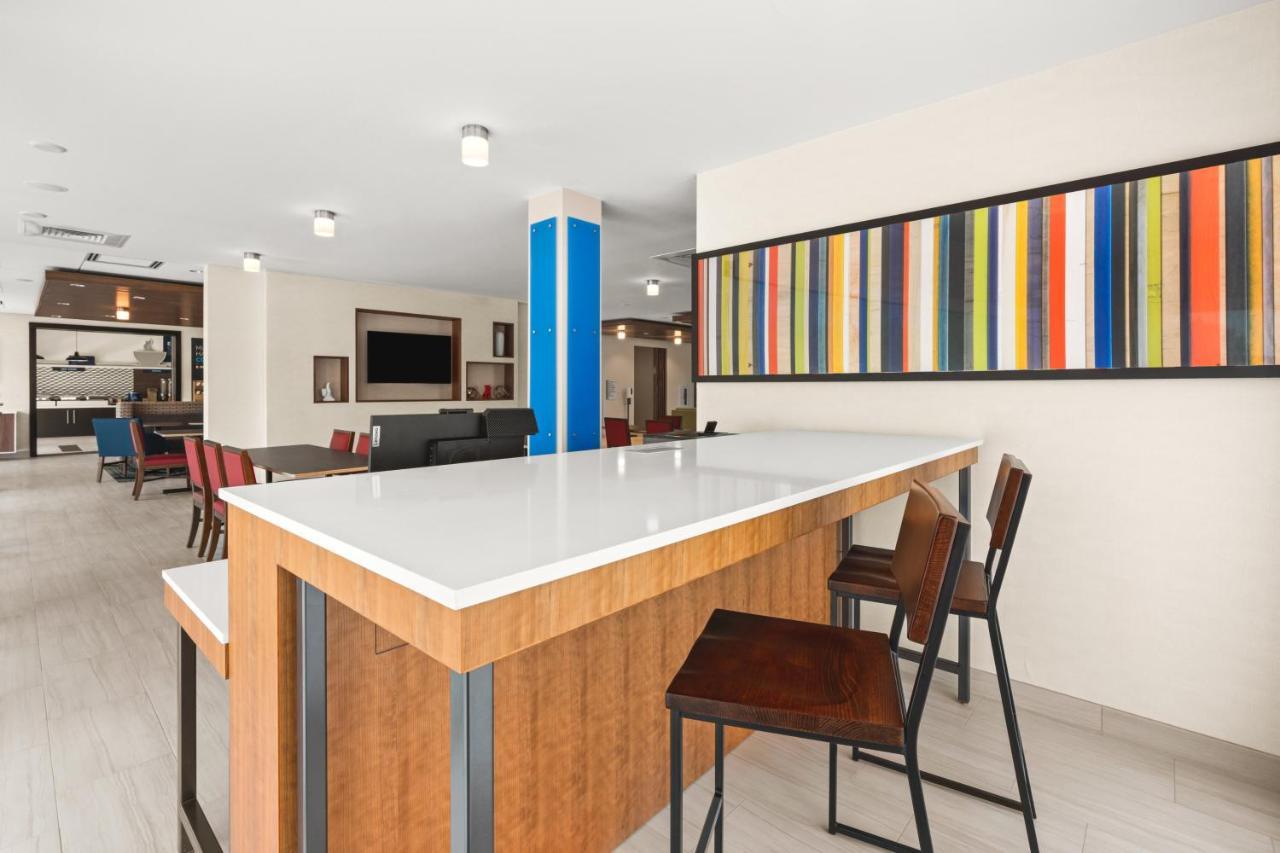 Holiday Inn Express & Suites - Suisun City By Ihg Bagian luar foto
