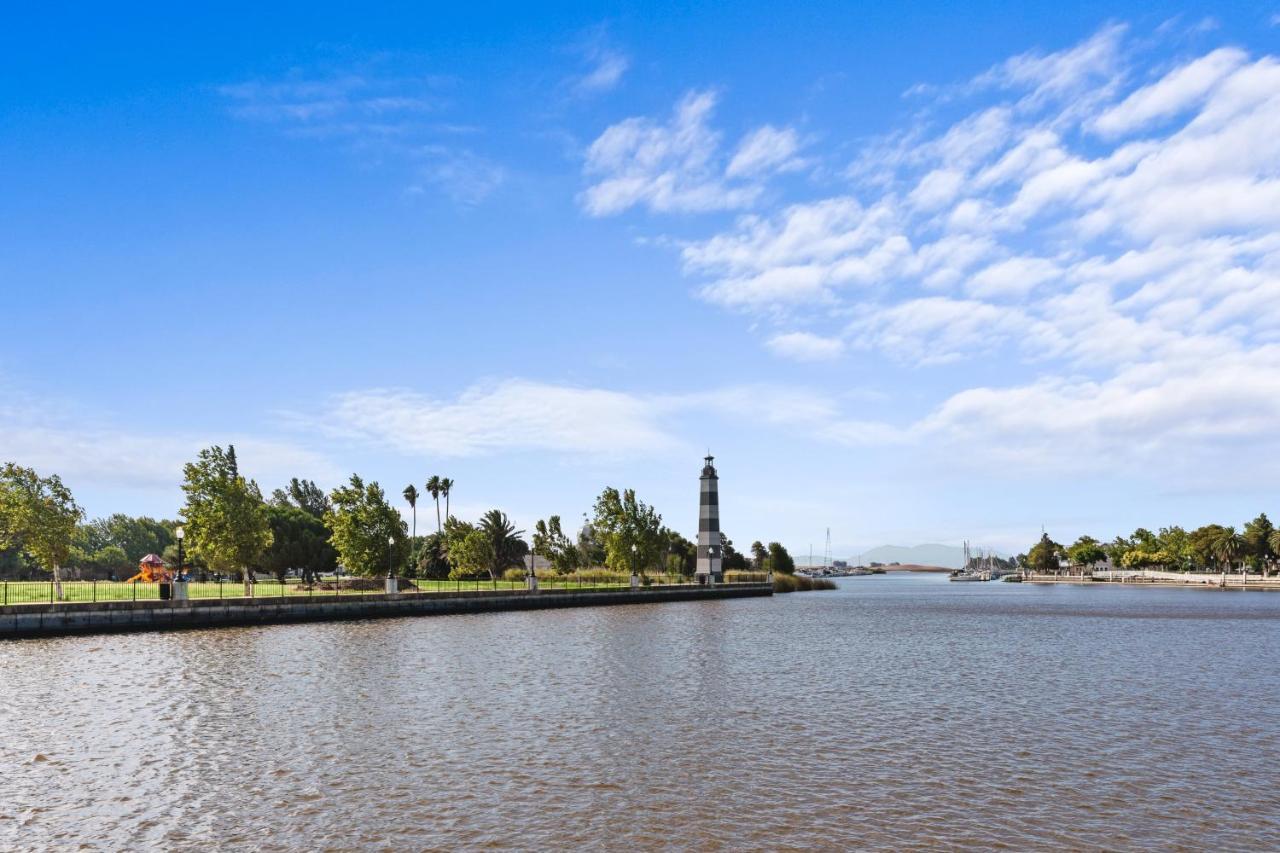 Holiday Inn Express & Suites - Suisun City By Ihg Bagian luar foto