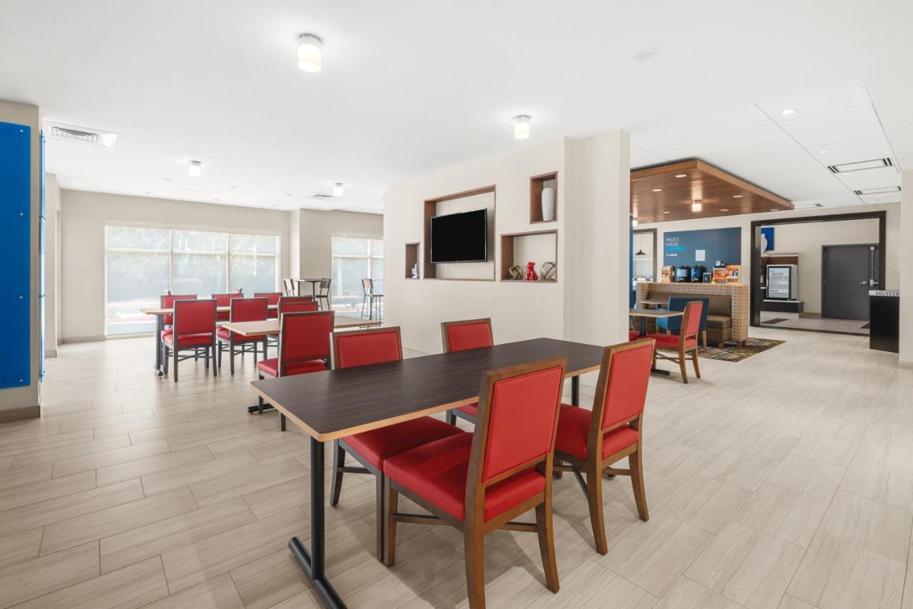 Holiday Inn Express & Suites - Suisun City By Ihg Bagian luar foto