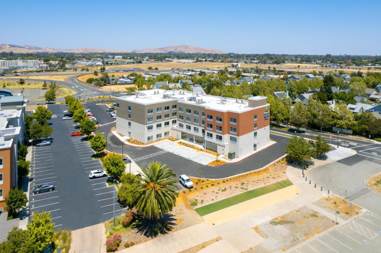 Holiday Inn Express & Suites - Suisun City By Ihg Bagian luar foto