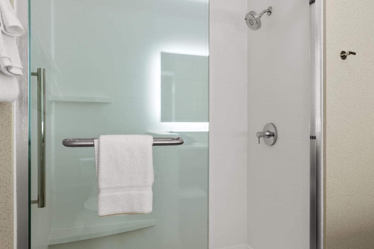 Holiday Inn Express & Suites - Suisun City By Ihg Bagian luar foto