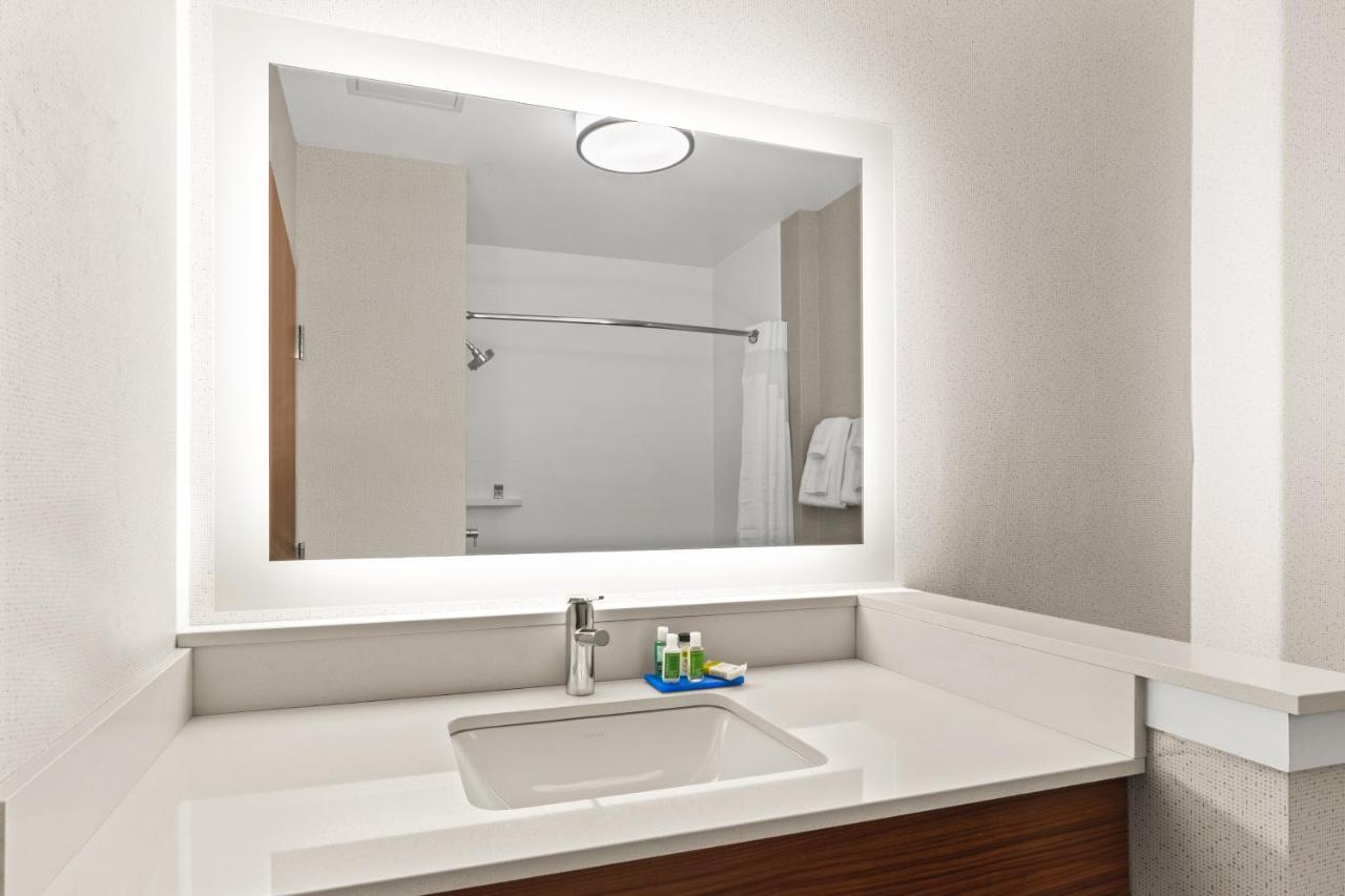 Holiday Inn Express & Suites - Suisun City By Ihg Bagian luar foto